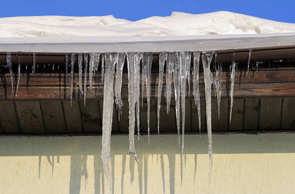 sagging roof cause of dam ice