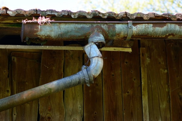 how to hide gutter downspouts