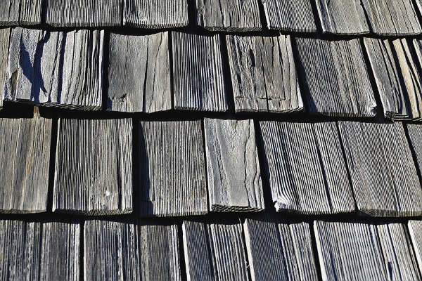 wood shingle roof with uniform cut pieces